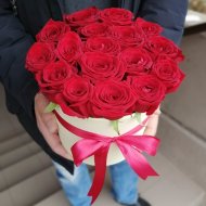 17 красных роз в коробке
