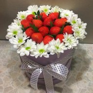 Коробка с клубникой и хризантемами